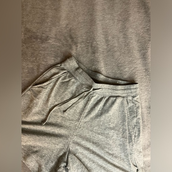 Old Navy Gray Sweatpants shorts size Small - Picture 4 of 4